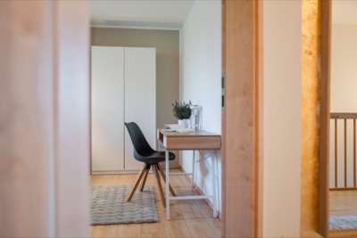 Schreibtisch mit Arbeitsstuhl als Arbeitsplatz im Haus