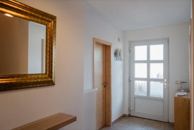 Eingangsbereich mit Garderobe und Blick zur Haustür