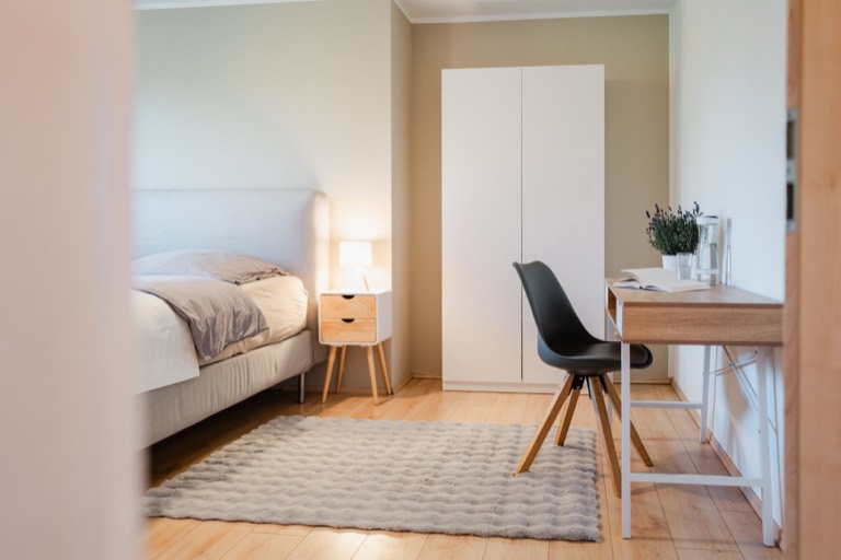 Schlafzimmer mit separatem Schreibtisch und Arbeitsstuhl