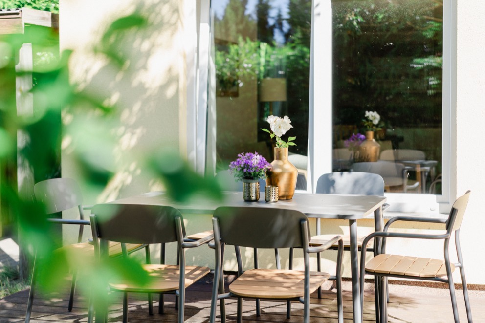 Terrasse mit Gartenblick als Rückzugsort nach dem Arbeitstag