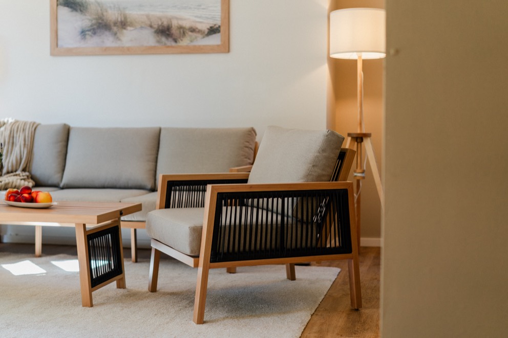 Wohnbereich mit Sofa, Sesseln und Couchtisch bei Tageslicht